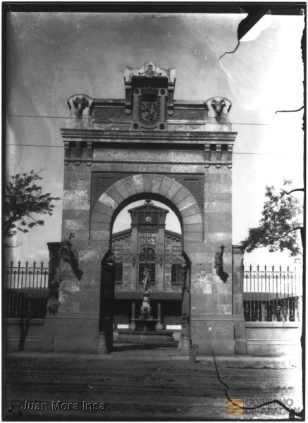 "Zaragoza. Matadero, puerta principal. Autor: D. Ricardo Magdalena.". Juan Mora Insa